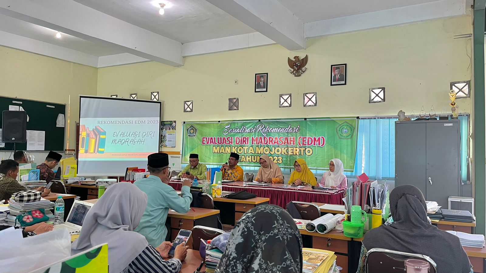 Sosialisasi Evaluasi Diri Madrasah (EDM) di MAN Kota Mojokerto: Langkah Kepala Madrasah untuk Peningkatan Program